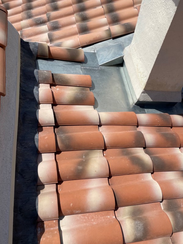 Chantier de zinguerie pour l´étanchéité des chéneaux à Martigues